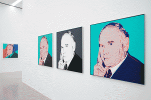 Enteriőrkép a bécsi Mumok Ludwig Goes Pop kiállításáról és Peter Ludwig Warhol-féle portrésorozatáról